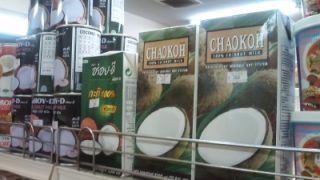 ココナツミルクの並ぶ棚