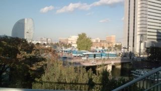 大岡川の橋の上からワールドポーターズ方向を見る
