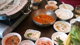 サムギョプサルと付け合せいろいろ