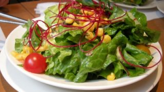 山盛りの「欲望のサラダ」