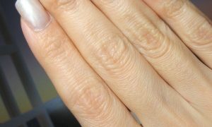 チップオーバレイのジェルネイルとポリッシュ