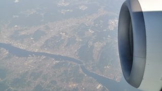 飛行機の窓から